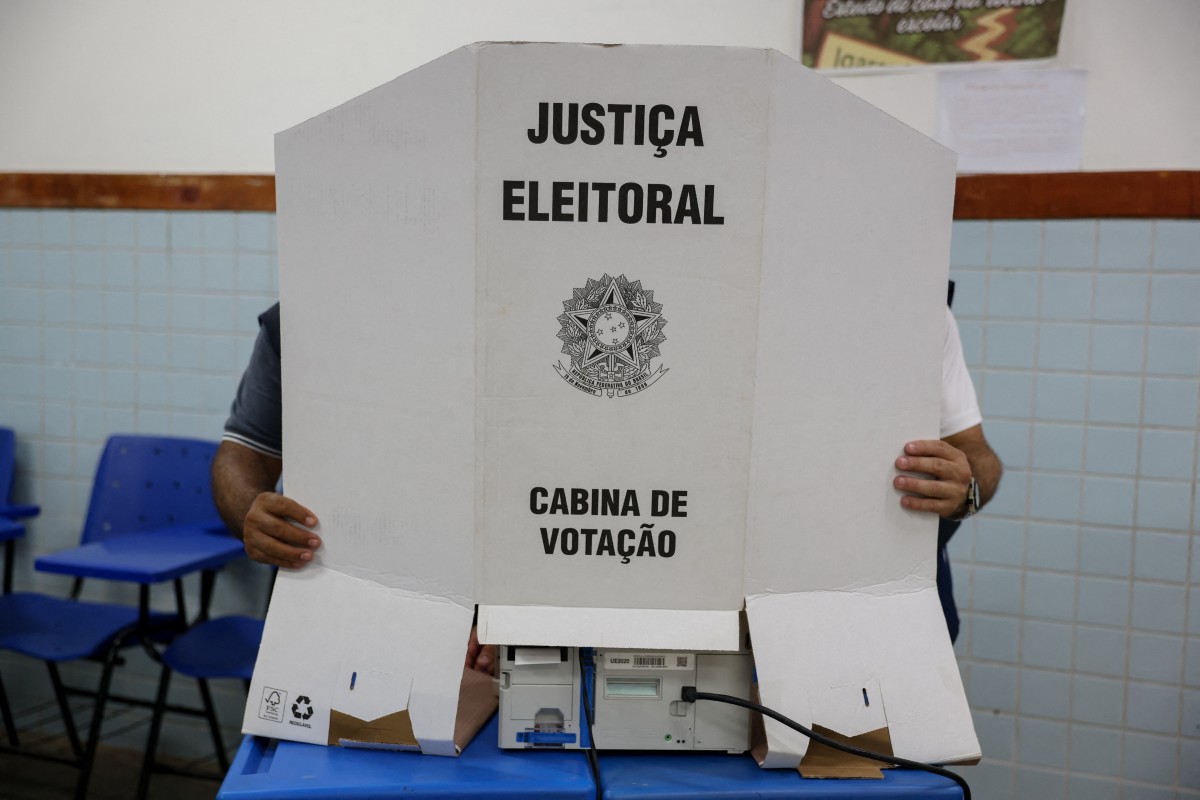 Pró-longamento de votação causa confusão com urnas fechadas no país