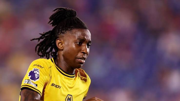 Atacante Tawanda Chirewa comemora vitória do Wolverhampton sobre o Burnley