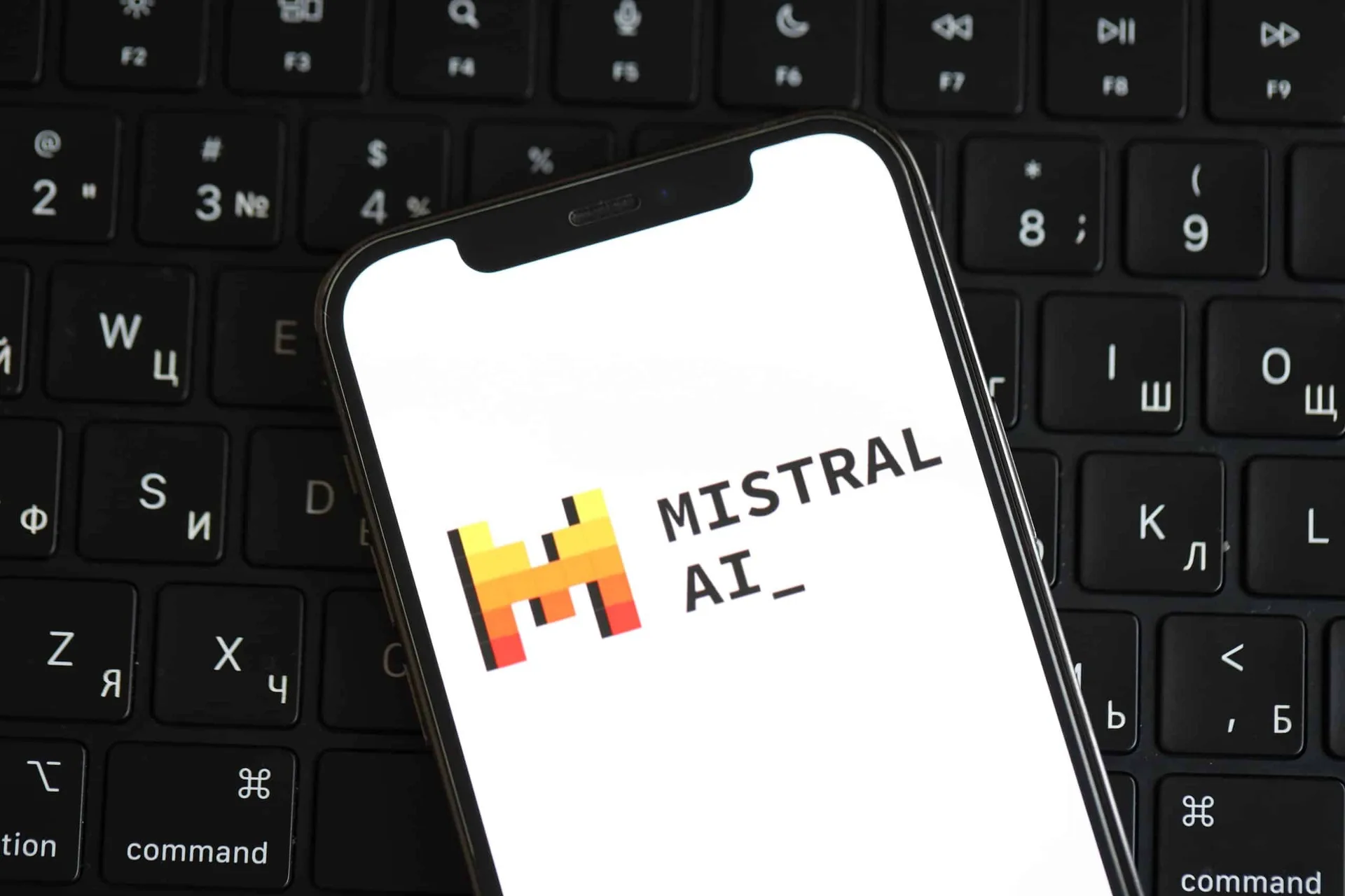 Mistral lança modelo de inteligência artificial de código aberto com foco em cibersegurança