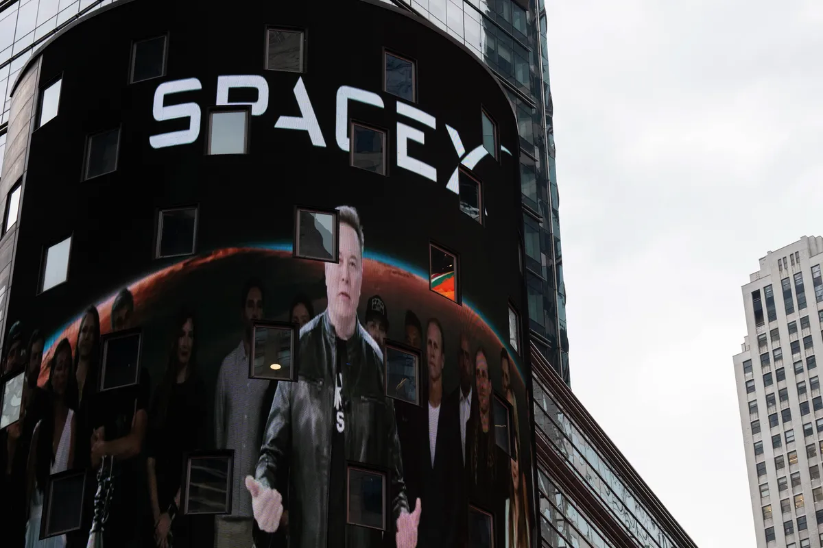 SpaceX avalia fusão com a Tesla em meio a lucro recorde