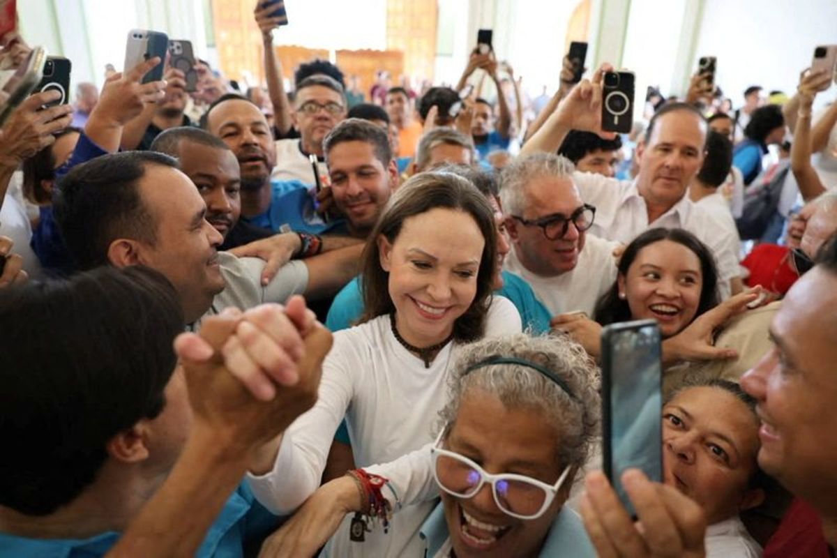 Líder oposicionista María Corina Machado retorna à Venezuela após um ano