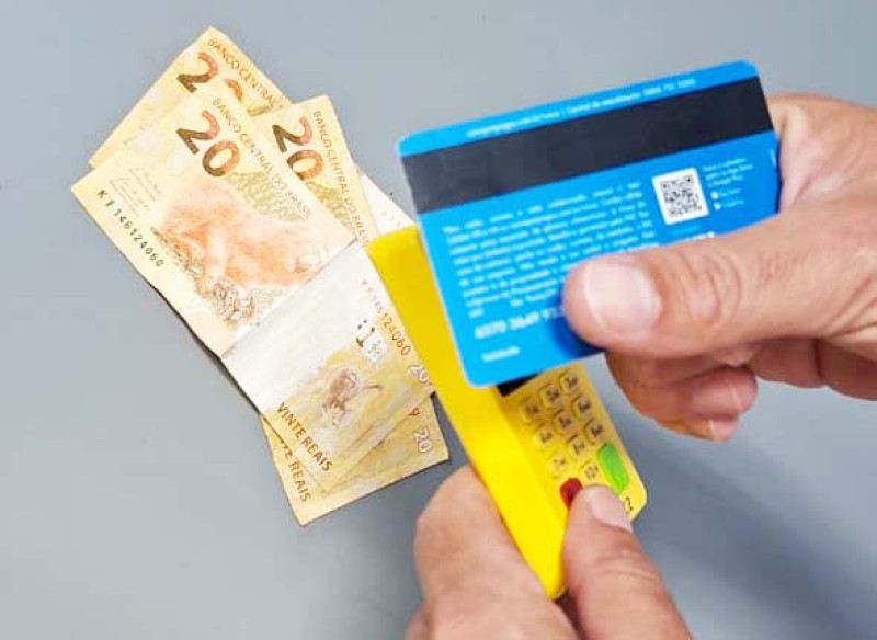 Uso de dinheiro em espécie cai no Brasil, aponta Banco Central