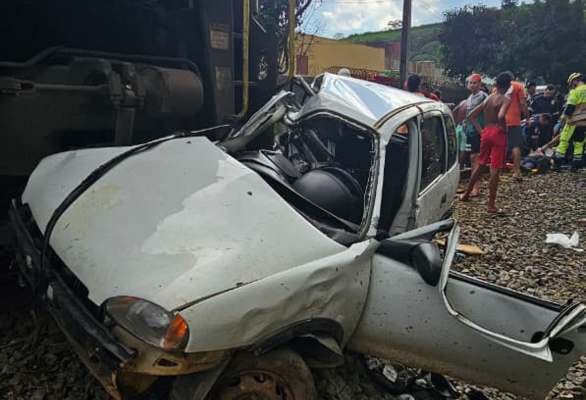Colisão entre trem e carro deixa um morto e um ferido em Juiz de Fora