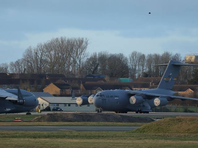 Proposta britânica sobre base militar gera debate internacional