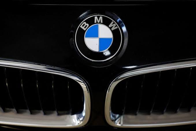 BMW cancela lizing de carro oficial para parlamentar da AfD na Alemanha