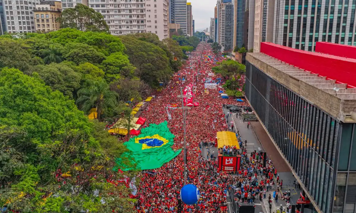 Campanha de Lula pede ao TSE remoção de fake news sobre comício