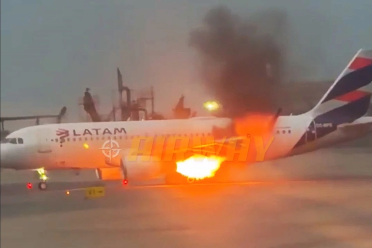 Incidente em avião da Latam causa fogo no motor esquerdo no Peru