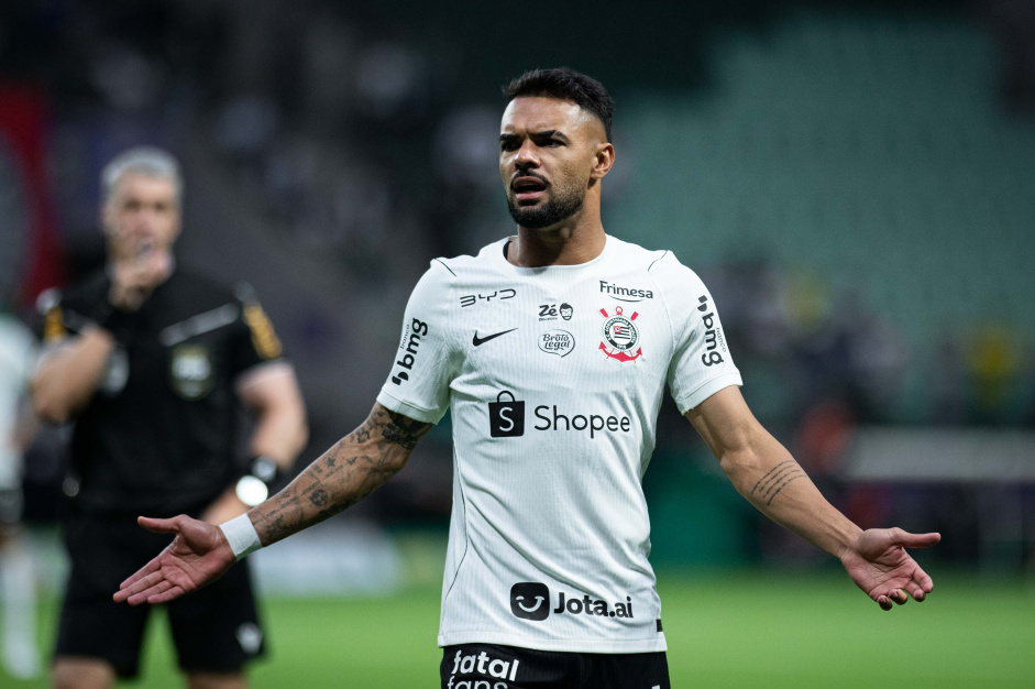 Corinthians confirma lesão de Raniele no joelho direito