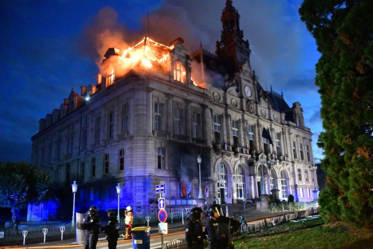 Protestos na França resultam em incêndio e destruição de prefeitura