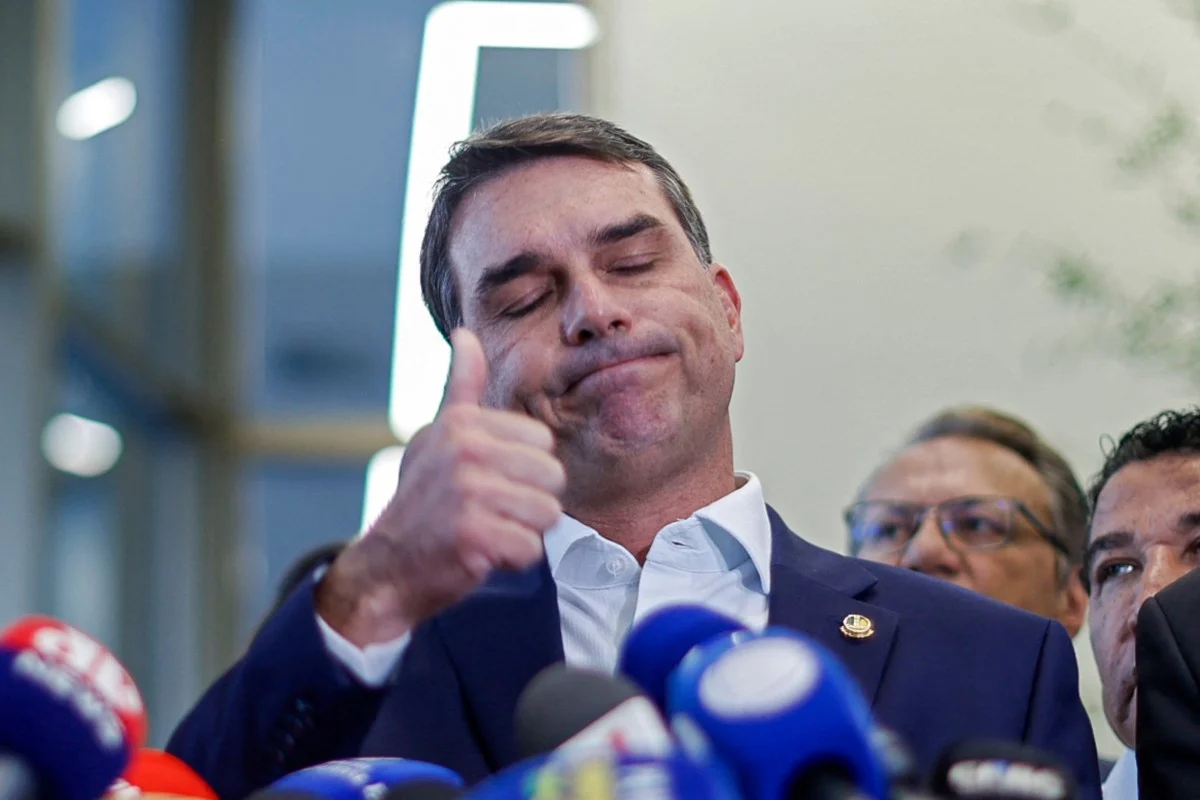 Flávio Bolsonaro recua e confirma presença em debate após Lula