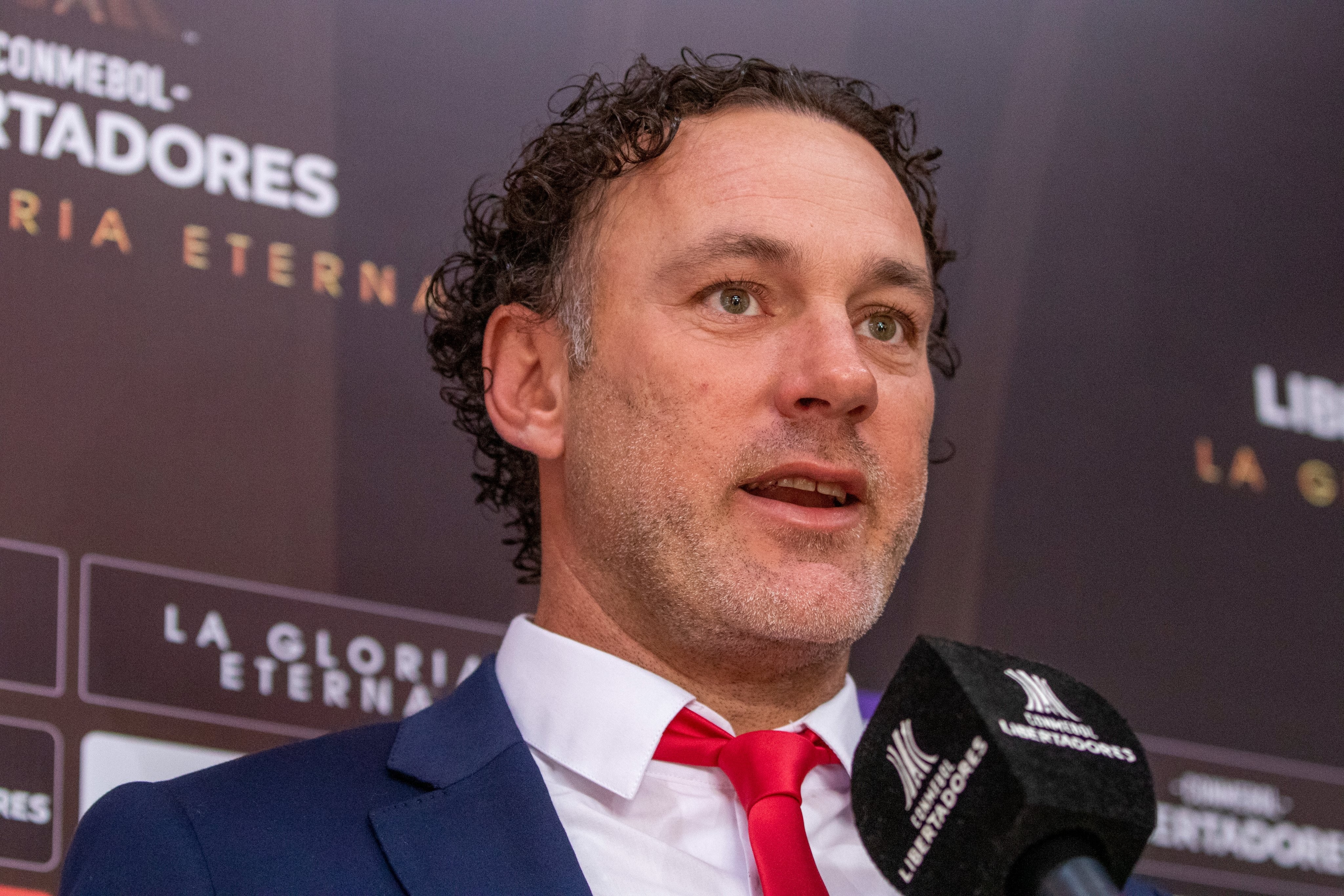 Gabriel Milito enfrenta pressão no Chivas após série de lesões