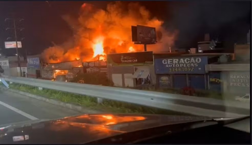 Incêndio destrói galpão de peças automotivas em São José, Santa Catarina