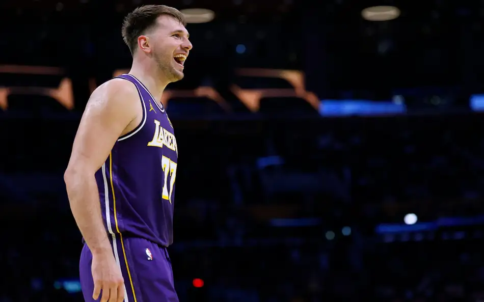 Luka Dončić brilha, mas Lakers sofrem primeira derrota na temporada