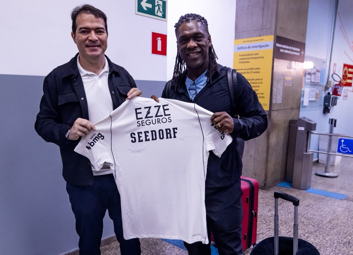 Clarence Seedorf desembarca em São Paulo para assumir o comando do Corinthians