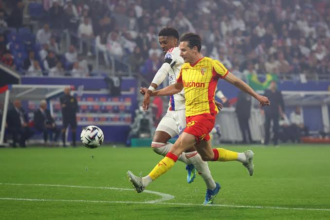 Lens e Lyon se enfrentam pela Ligue 1 em momento oposto