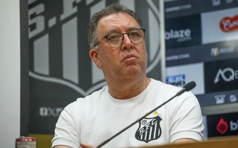 Santos quita débitos e reduz número de sanções da Fifa