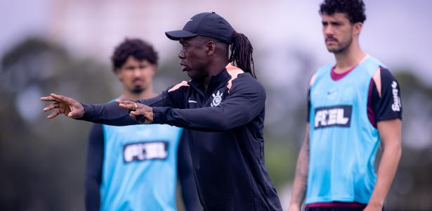 Clarence Seedorf assume comando do Corinthians com foco no aspecto emocional