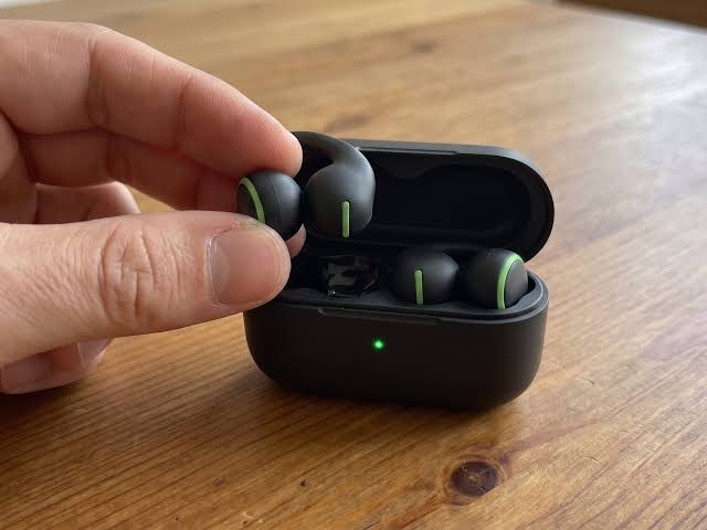 Samsung lança novos fones tipo clip-on e detalha atualização do One UI 9
