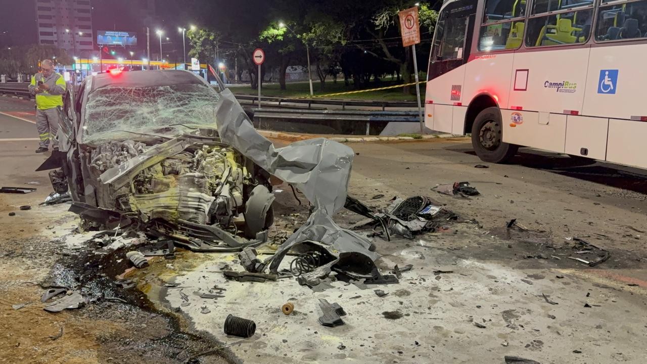 Acidente entre carro e ônibus deixa dois mortos e um ferido em Campinas