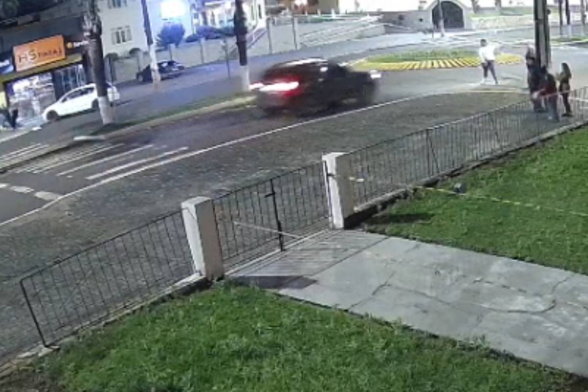 Motorista atropela duas crianças durante ato político em Ilhabela