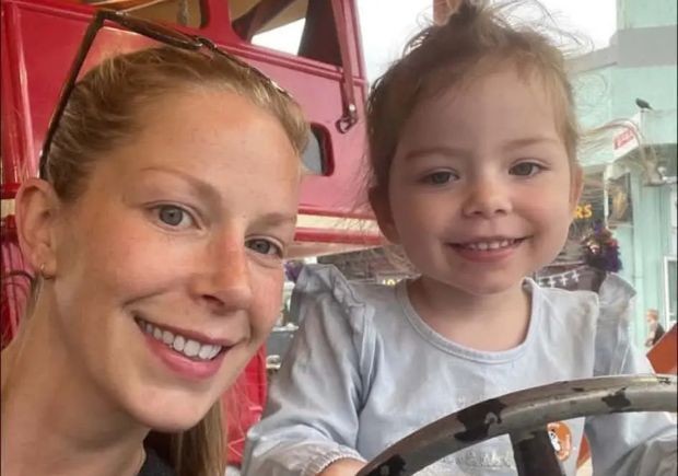 Bebê diagnosticada com puberdade precoce aos 10 meses na Inglaterra