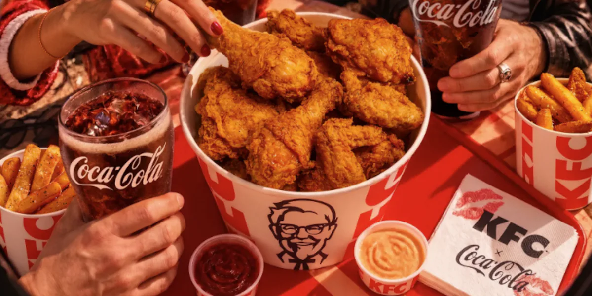 KFC encerra parceria histórica de 40 anos e migra para a Coca-Cola
