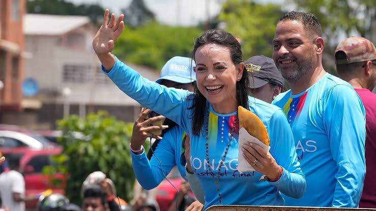 Maria Corina Machado retorna à Venezuela após quase um ano no exílio