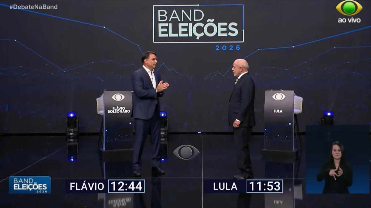 Lula e Flávio Bolsonaro trocam acusações sobre INSS em debate