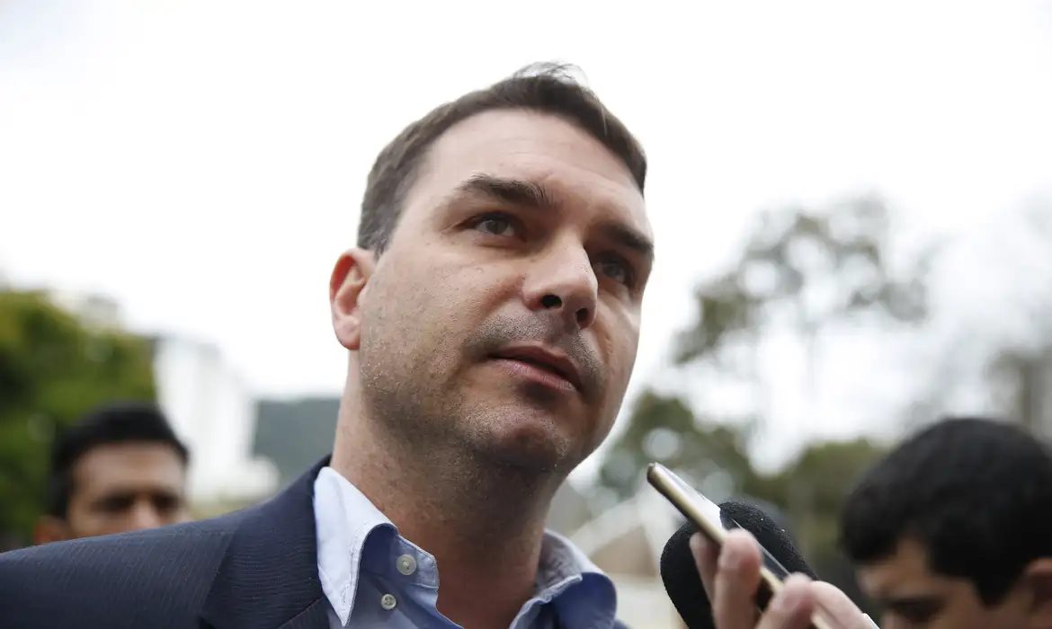 Polícia Federal apura suposta saída de Flávio Bolsonaro do Brasil