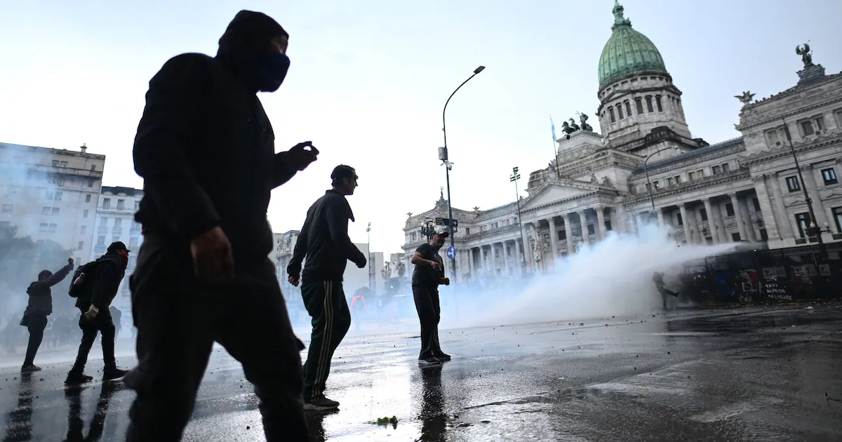 Protesto de estudantes contra Milei termina em confronto na Argentina