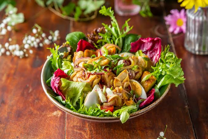 Saladas robustas ganham espaço e viram prato principal em restaurantes
