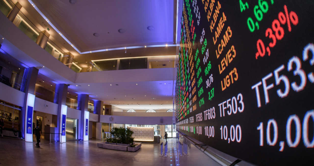 Ibovespa despenca com pressão externa e incerteza eleitoral