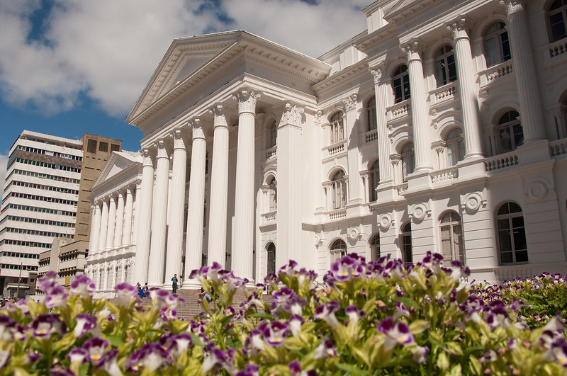 Universidade Federal do Paraná é palco de atos e debates políticos