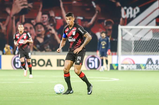 Luiz Gustavo manifesta desejo de renovar contrato com o Athletico-PR