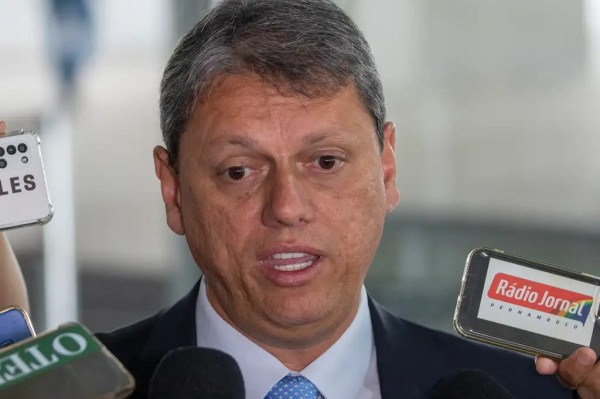 Tarcísio afirma que Lula busca desculpas para faltar a debate