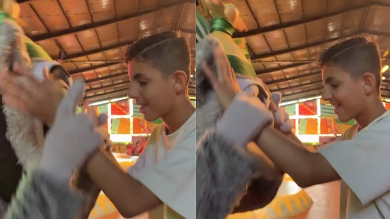 Adolescente cego conhece personagem por meio do tato no Beto Carrero