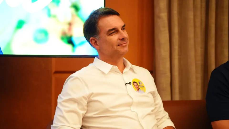 Flávio Bolsonaro participa de sabatina na Globo após almoço com cúpula da emissora