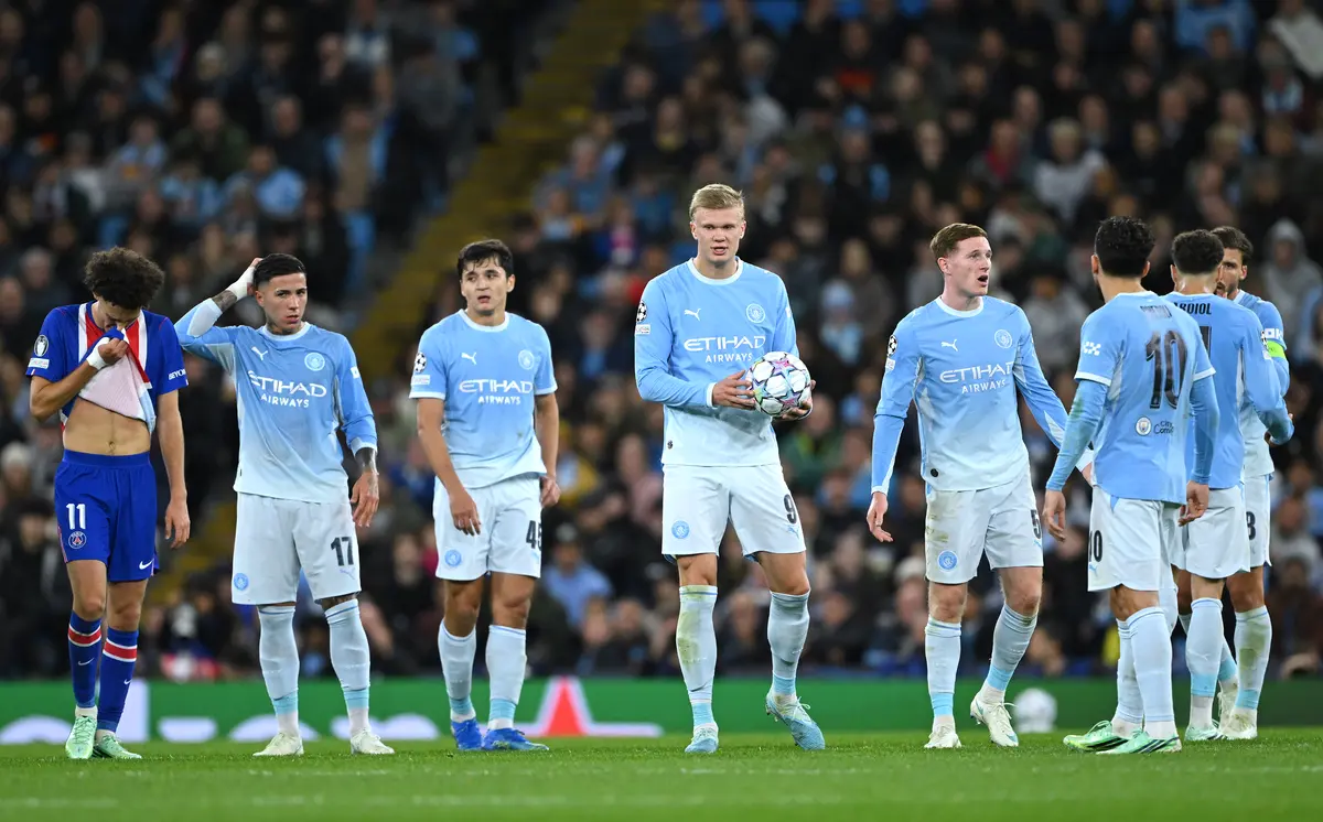 Pep Guardiola retorna ao Etihad Stadium e assiste à derrota do Manchester City