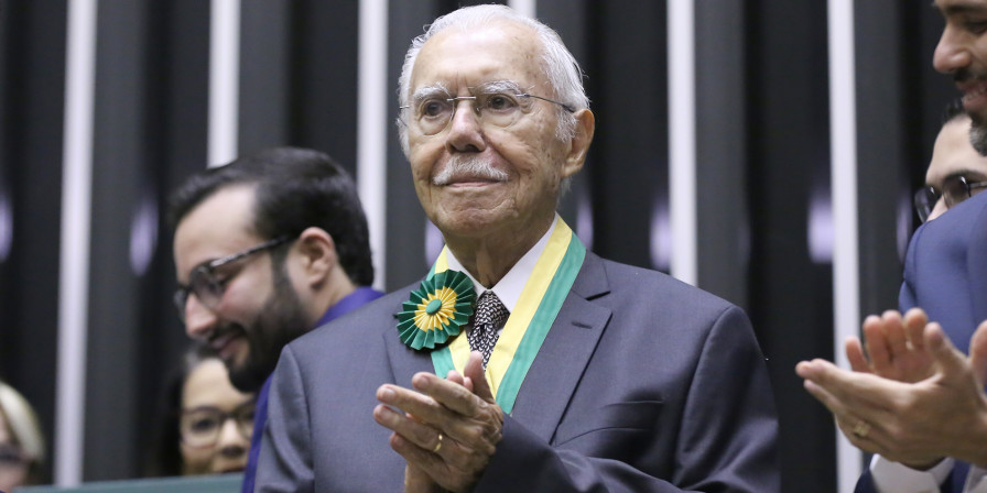 Ex-presidente José Sarney deixa UTI após cirurgia abdominal