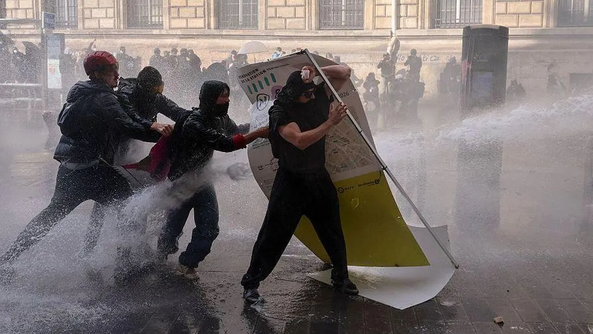 Protestos em massa na França deixam mais de 270 detidos e edifícios em chamas