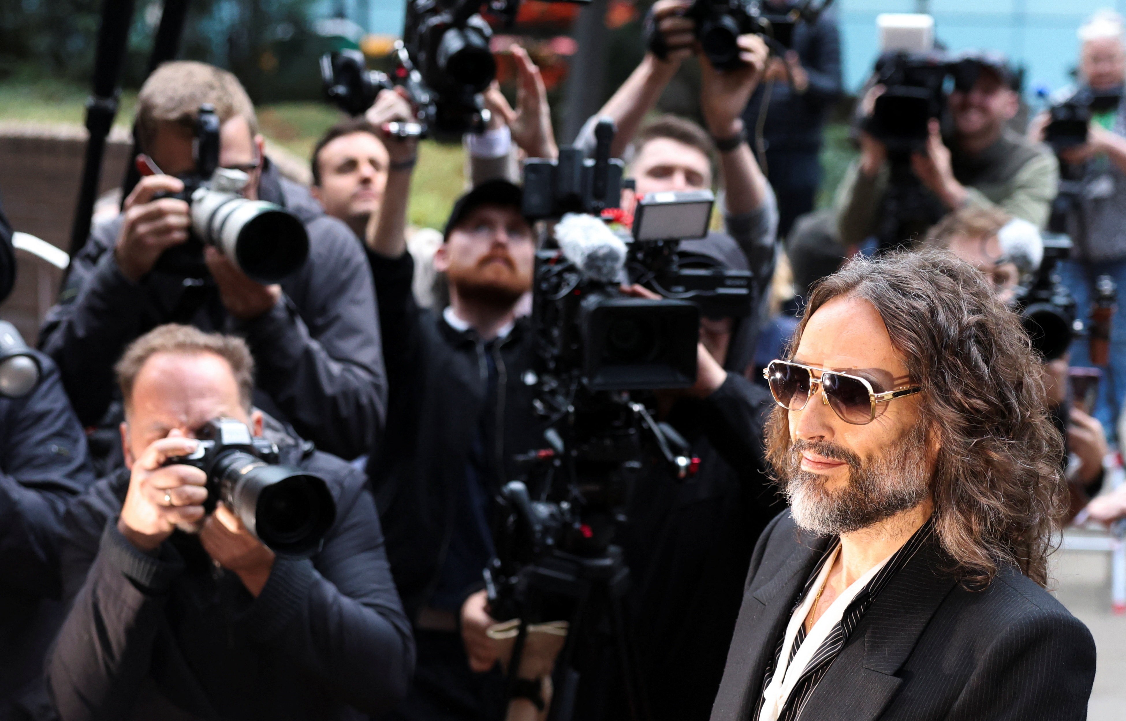Promotores britânicos acusam Russell Brand de ser predador sexual