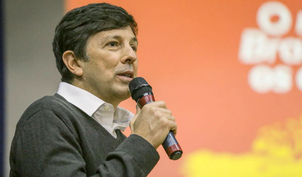 João Amoêdo declara voto em Lula e aponta risco em governo de Flávio Bolsonaro