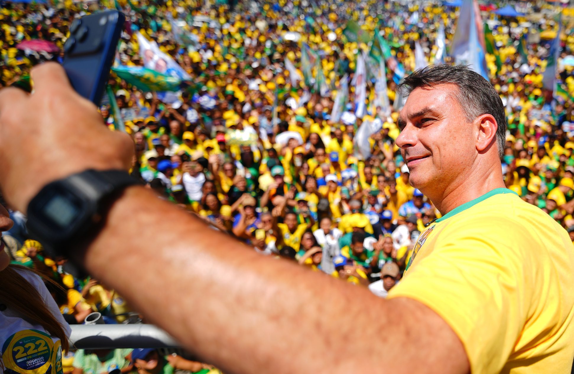 Flávio Bolsonaro lidera primeiro turno e vai ao segundo turno no Brasil