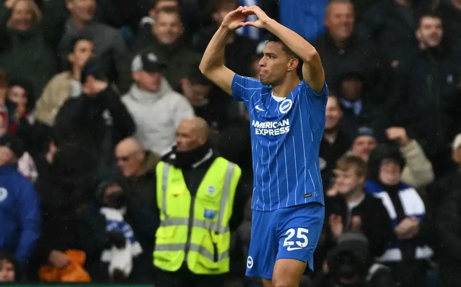 Diego Gómez marca golaço do meio-campo pelo Brighton na Premier League