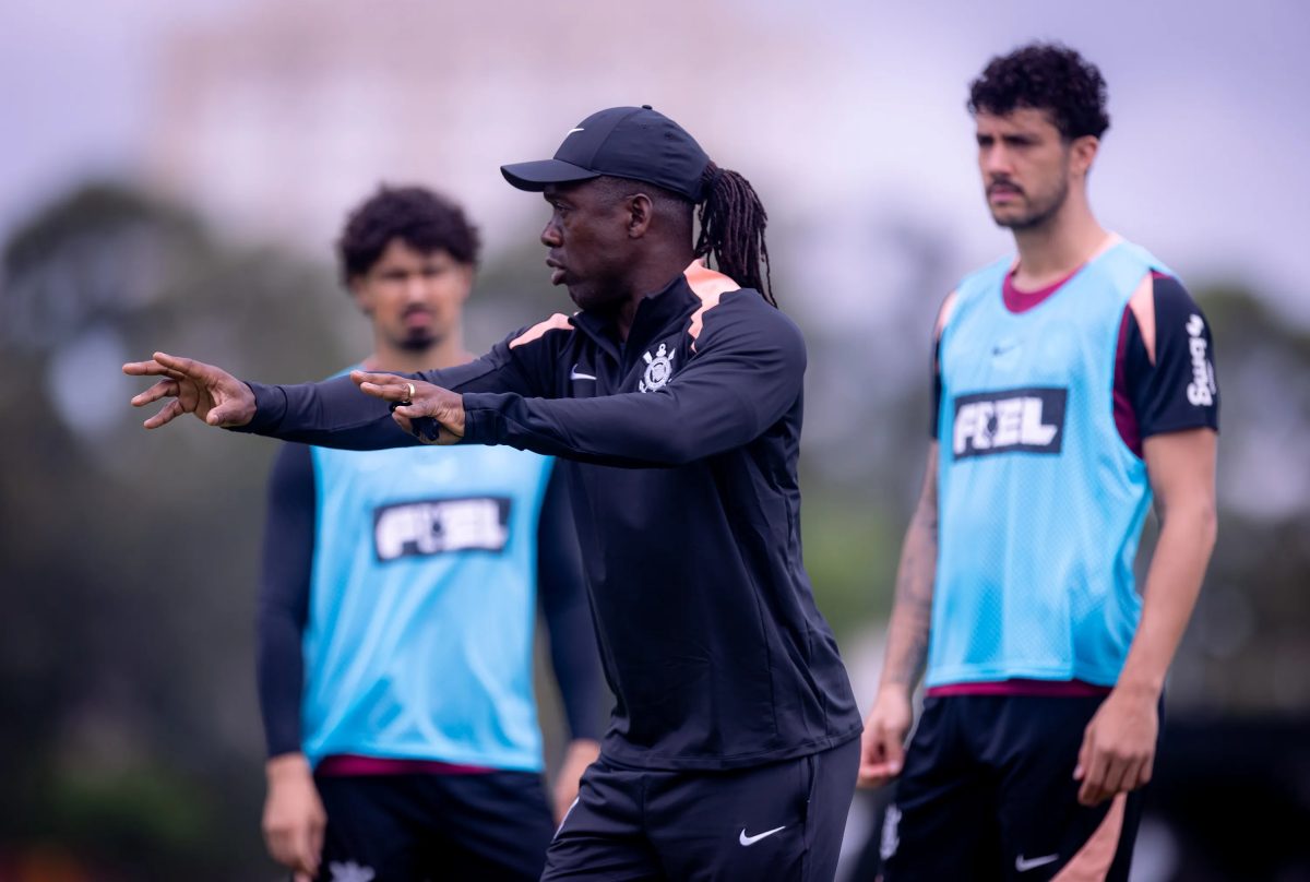 Seedorf muda rotina no Corinthians e define relacionados no dia do jogo