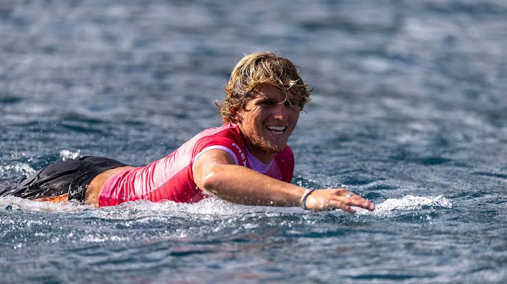 Surfista mexicano Alan Cleland Jr é suspenso pela WSL após acusação grave
