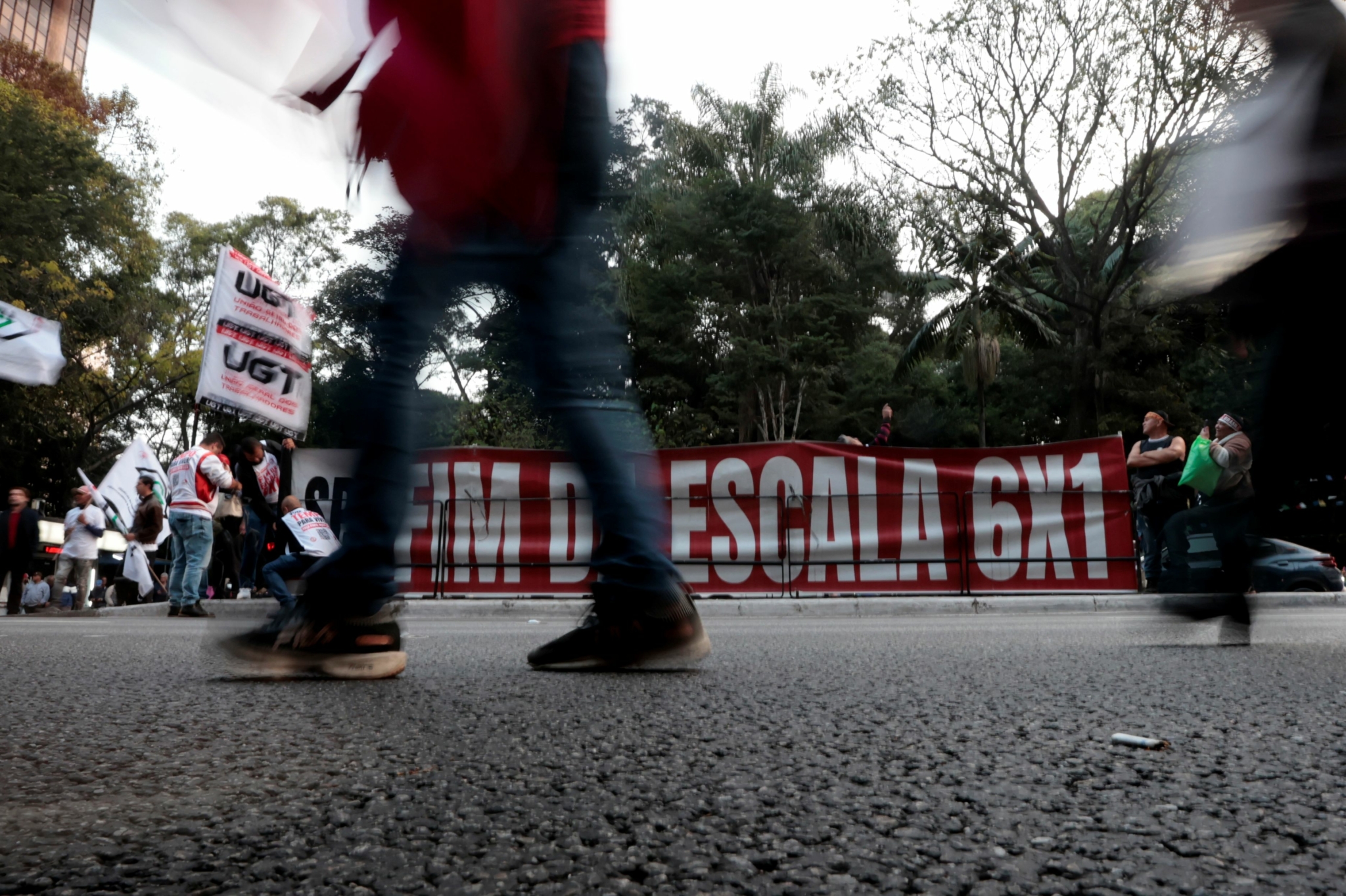 Debate sobre fim da escala 6x1 revela visões de Lula e Flávio Bolsonaro