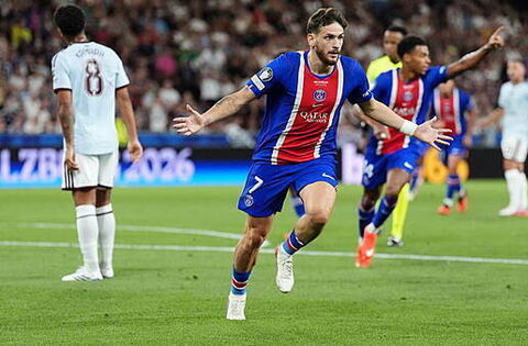 Khvicha Kvaratskhelia brilha pelo Paris Saint-Germain em duelo europeu