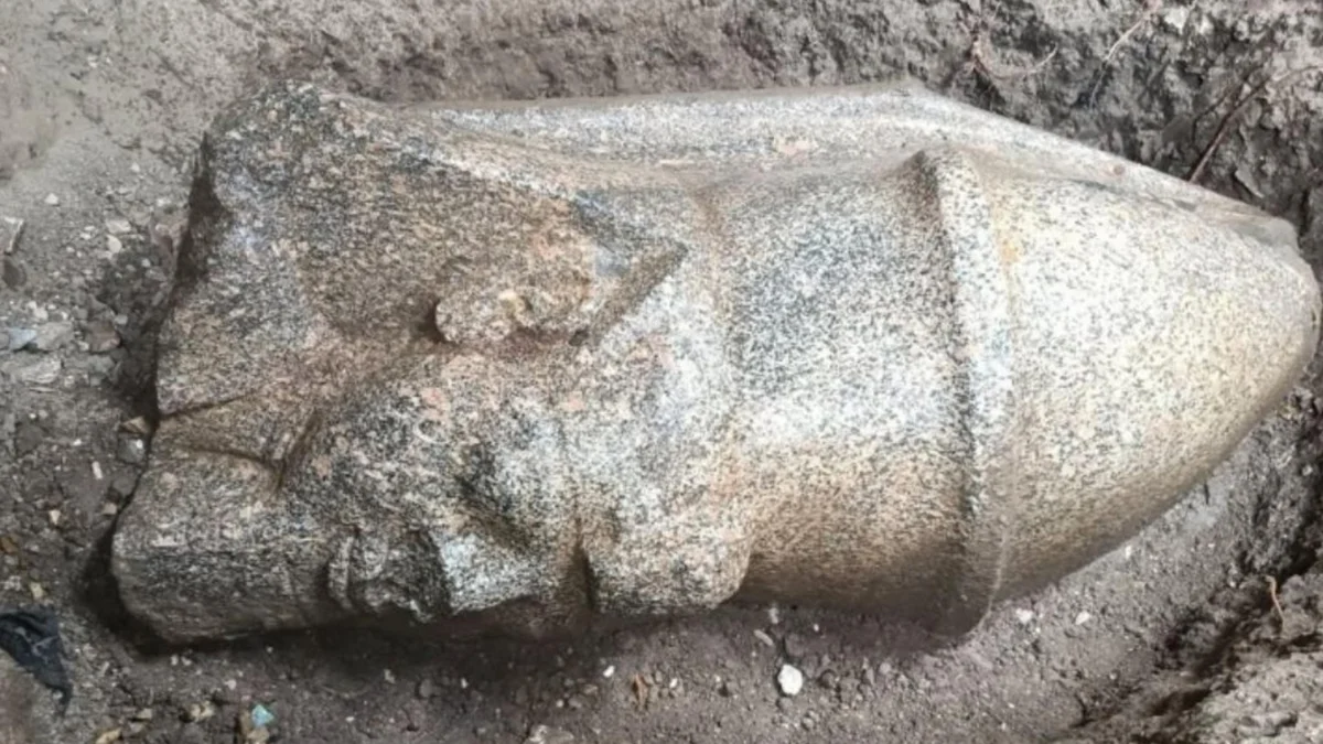 Fazendeiro acha estátuas de Ramsés II enterradas no Egito