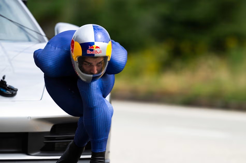 Skatista espanhol estabelece recorde mundial de velocidade no downhill